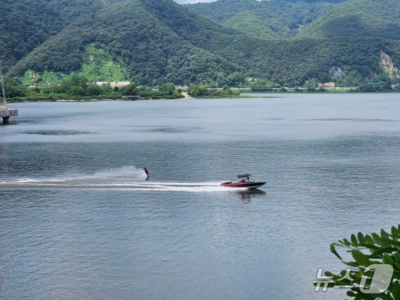  17일 낮 12시쯤 강원 춘천 의암호 일대에서 한 관광객이 수상스키를 타며 무더위를 날리고 있다.2025.8.17 한귀섭 기자