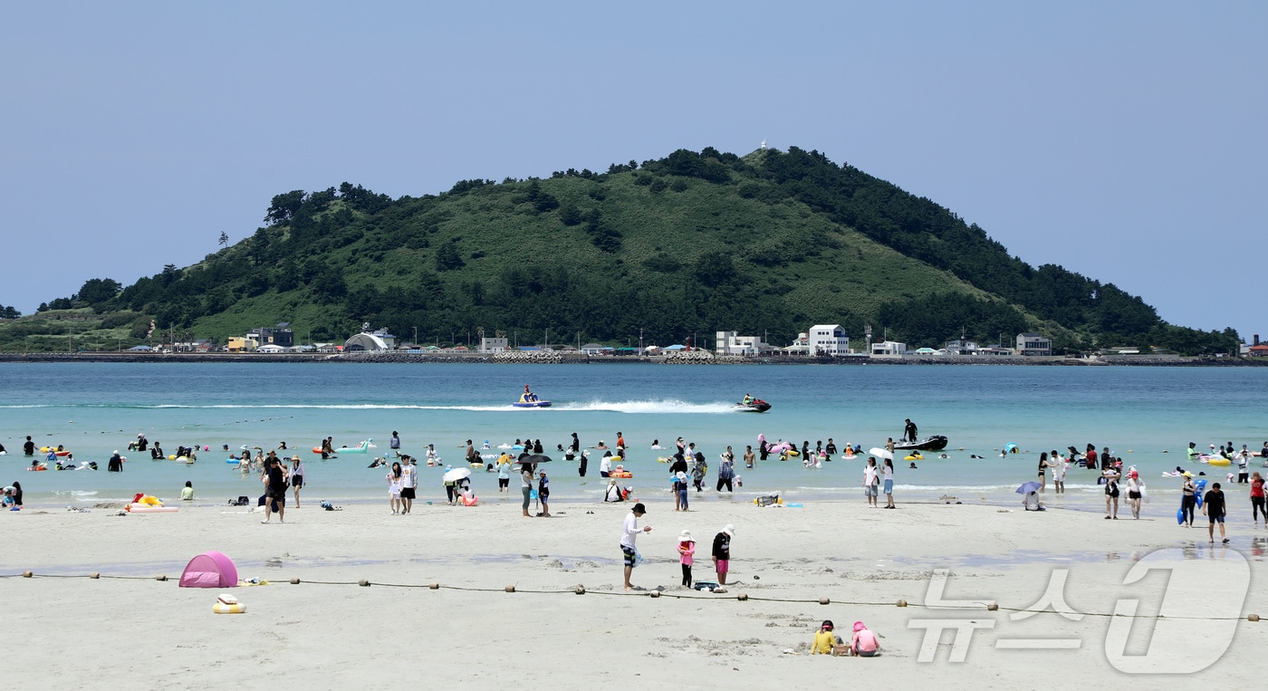 전국 대부분 지역에 폭염특보가 내려진 17일 오후 제주시 한림읍 협재해수욕장에서 피서객들이 물놀이를 즐기고 있다. 2025.8.17/뉴스1 ⓒ News1 오미란 기자