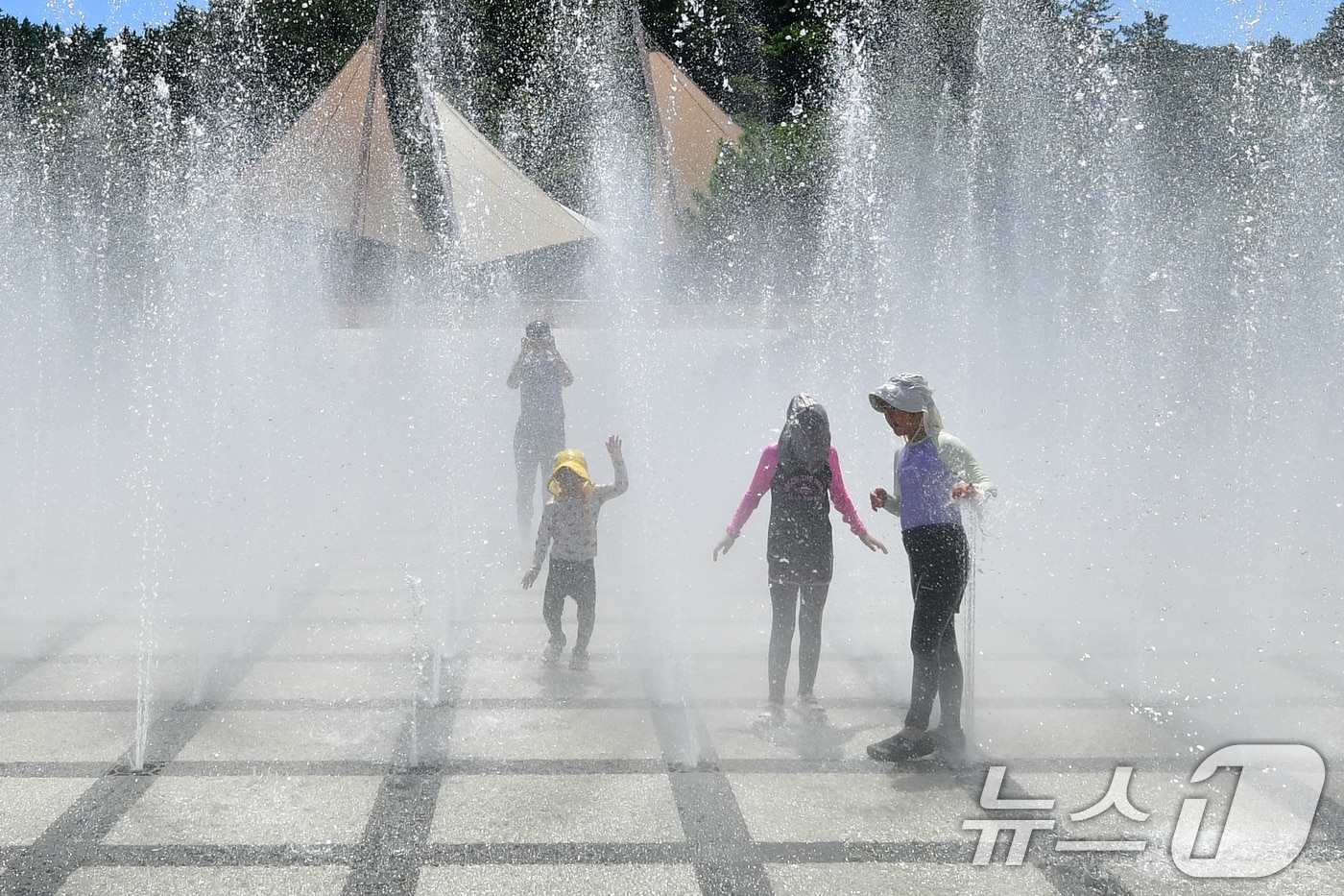 지난 17일 오후 경북 포항시 북구 환호공원 바닥분수대에서 어린이들이 더위를 식히고 있다. 2025.8.17/뉴스1 ⓒ News1 최창호 기자
