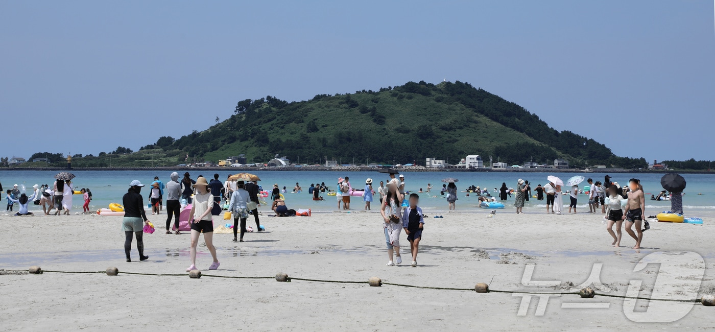 전국 대부분 지역에 폭염특보가 내려진 17일 오후 제주시 한림읍 협재해수욕장에서 피서객들이 물놀이를 즐기고 있다. 2025.8.17/뉴스1 ⓒ News1 오미란 기자