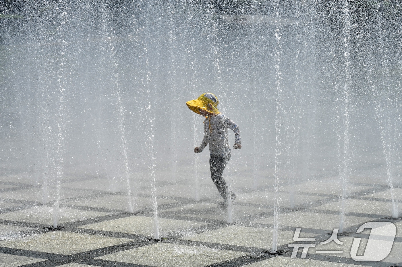 지난 17일 오후 경북 포항시 북구 환호공원 바닥분수대에서 한 어린이가 물줄기를 맞으며 더위를 식히고 있다. 2025.8.17/뉴스1 ⓒ News1 최창호 기자