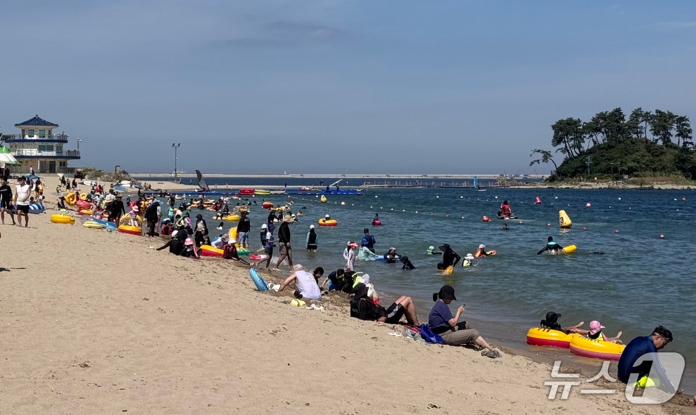 17일 울산 울주군 진하해수욕장에 시민들이 물놀이를 즐기며 무더위를 날리고 있다.2025.8.17./뉴스1 ⓒ News1 김세은 기자