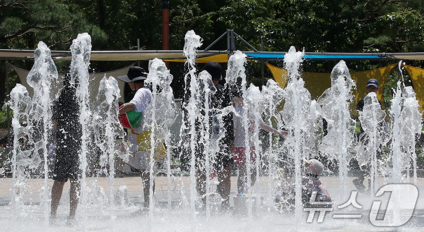 분수광장에서 무더위를 식히는 시민들/뉴스1
