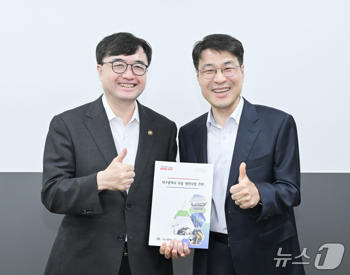 김정기 대구시장 권한대행 행정부시장(오른쪽)이 지난 14일 정부서울청사에서 임기근 기획재정부 제2차관과 면담한 뒤 기념사진을 찍고 있다. (대구시 제공. 재판매 및 DB 금지) 2025.8.14/뉴스1