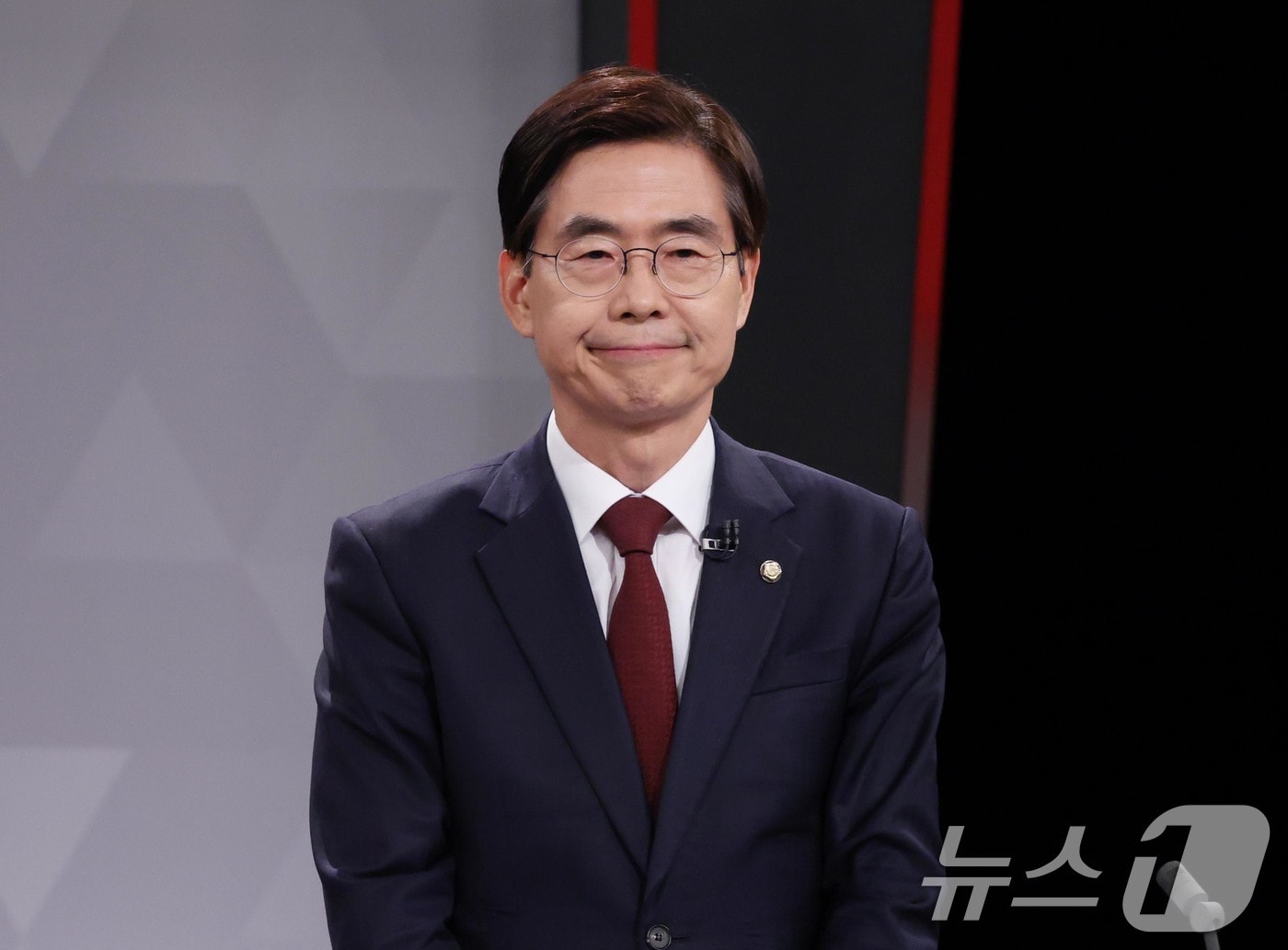 조경태 국민의힘 당대표 후보가 17일 오후 서울 영등포구 KBS에서 2차 방송 토론회를 준비하고 있다. 2025.8.17/뉴스1 ⓒ News1 국회사진기자단