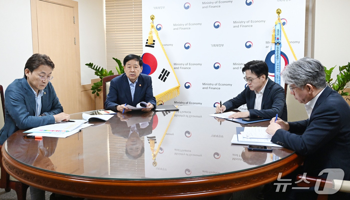 구윤철 경제부총리 겸 기획재정부 장관이 17일 오후 4시 &#39;석유화학산업 사업재편 대책&#39;을 주제로 열린 &#39;관계 장관 현안 간담회&#39;에서 논의하고 있다. &#40;왼쪽부터&#41; 권대영 금융위원회 부위원장, 구윤철 경제부총리, 김정관 산업통상자원부 장관, 남동일 공정거래위원회 부위원장. &#40;기획재정부 제공&#41; 2025.08.17 /뉴스1