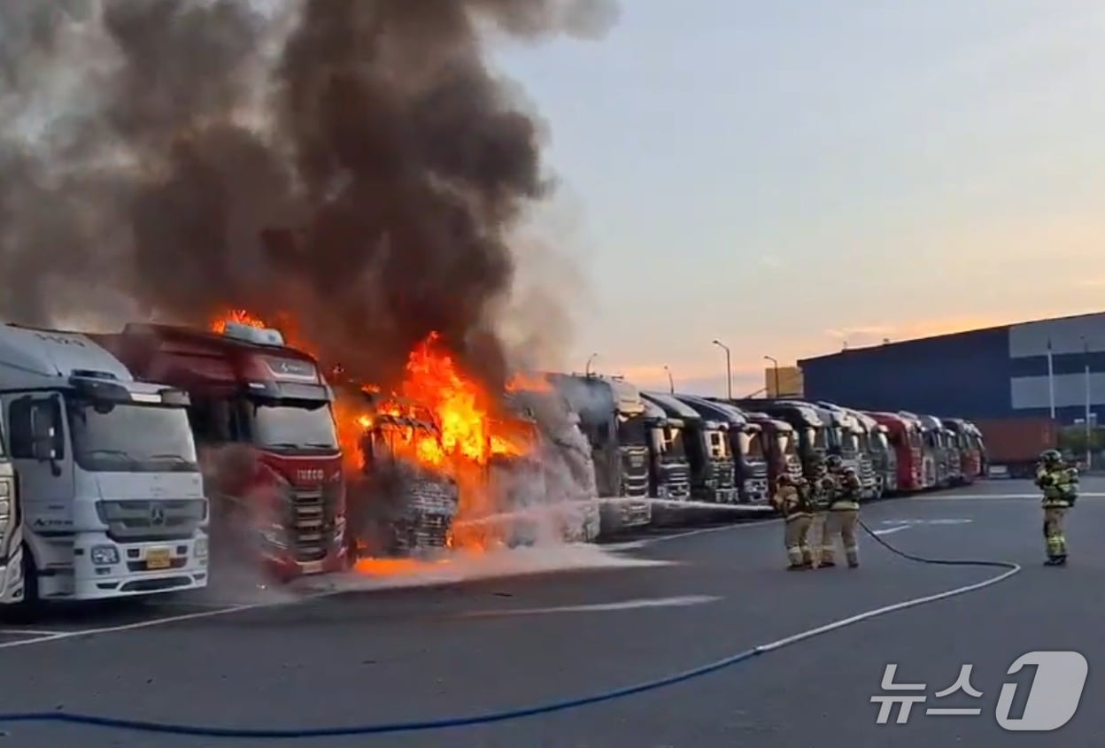17일 오후 6시 45분쯤 창원시 진해구 남문동의 한 임시 화물차 주차장에서 주차된 트레일러에서 불이 나 소방관들이 진화에 나서고 있다.(창원소방본부 제공. 재판매 및 DB금지)
