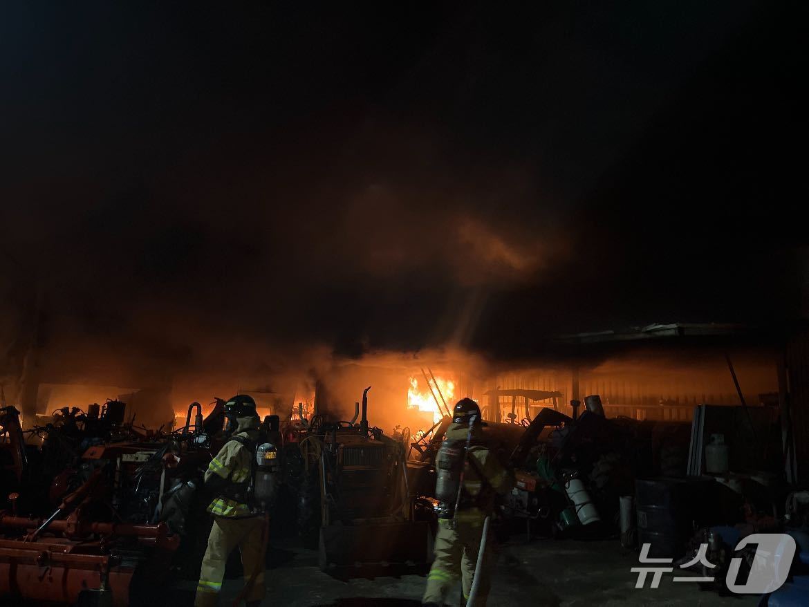 강원 인제군 남면의 농기계센터 화재 현장.(강원도소방본부 제공, 재판매 및 DB금지)