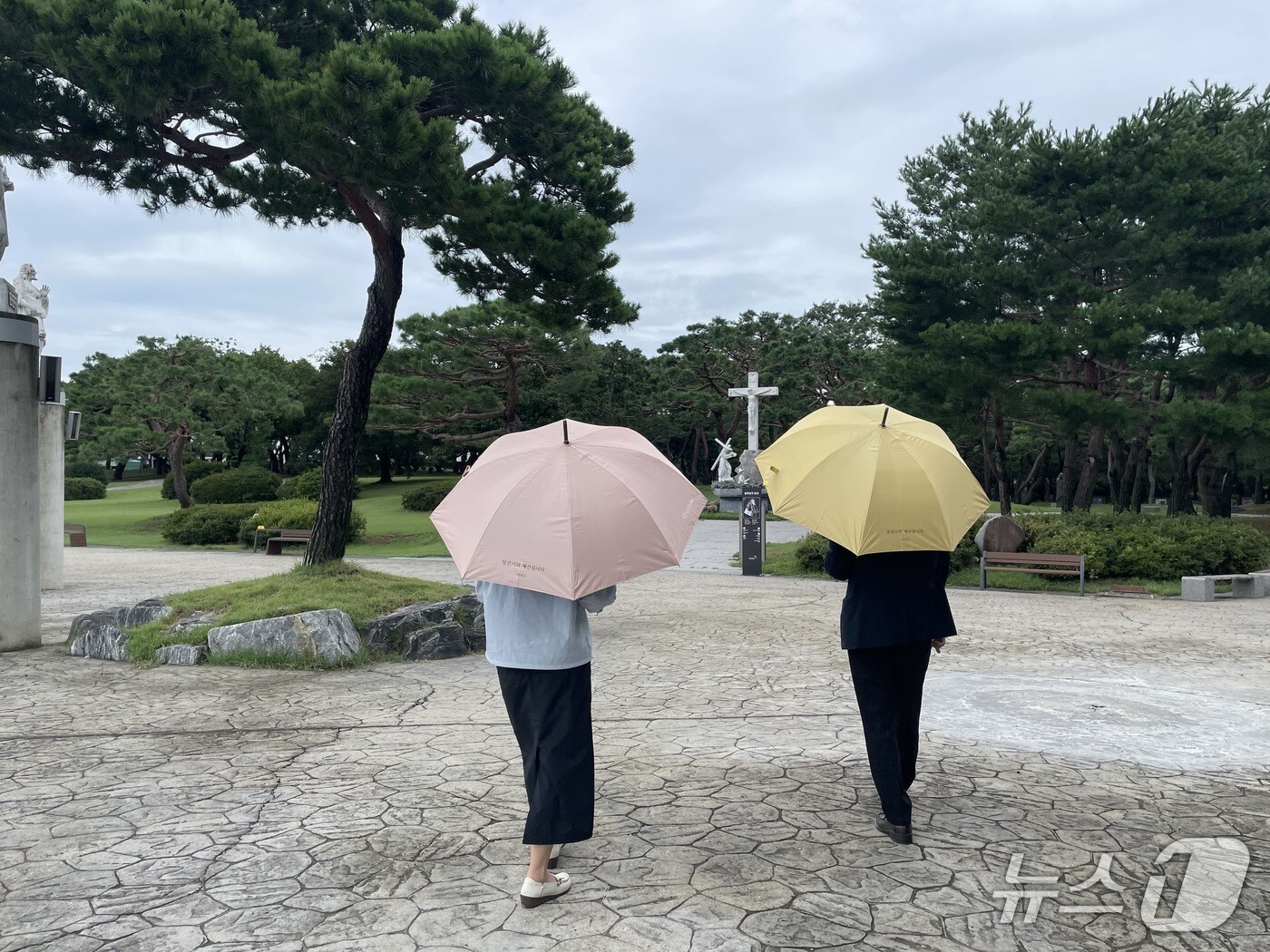 당진 솔뫼성지에서 관광객들이 양우산 이용 모습(당진시 제공. 재판매 및 DB금지)2025.8.18/뉴스1