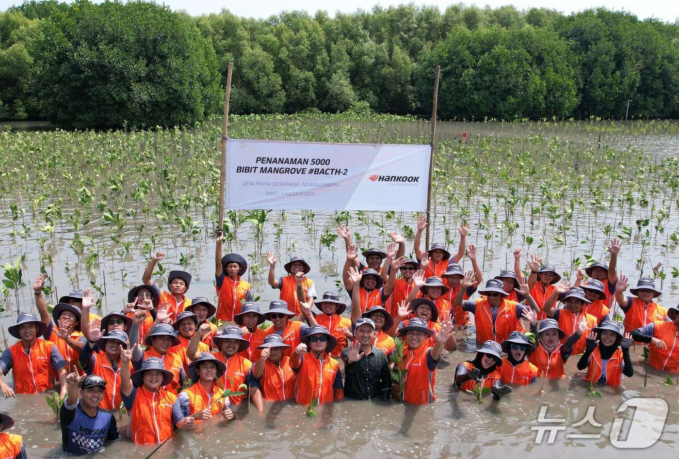 인도네시아공장 임직원 맹그로브 식재 봉사 기념 사진.(한국타이어 제공)