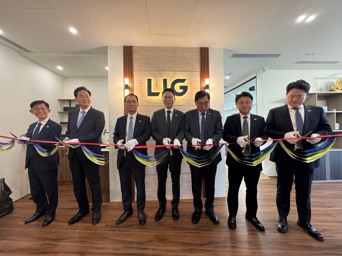 LIG넥스원이 사우디아라비아 현지 사무소를 확장 이전했다. 관계자들이 확장 이전 기념식에서 기념촬영을 하고 있다. 왼쪽부터 LIG넥스원 조용주 미사일시스템연구개발본부장, 이현수 해외사업부문장, 신익현 대표이사, 서무경 사우디아라비아사무소장, 백형식 해외사업본부장, 윤승욱 해외2사업부장, 장동권 해외사업기획관리실장.(LIG넥스원 제공)