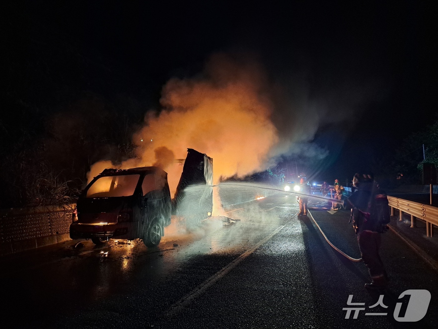 18일 오전 4시27분쯤 경북 고령군 쌍림면 합가리의 도로에서 주행하던 1톤 탑차에 불이나 소방 당국이 진화하고 있다.(경북소방본부 제공. 재판매 및 DB 금지)2025.8.18/뉴스1