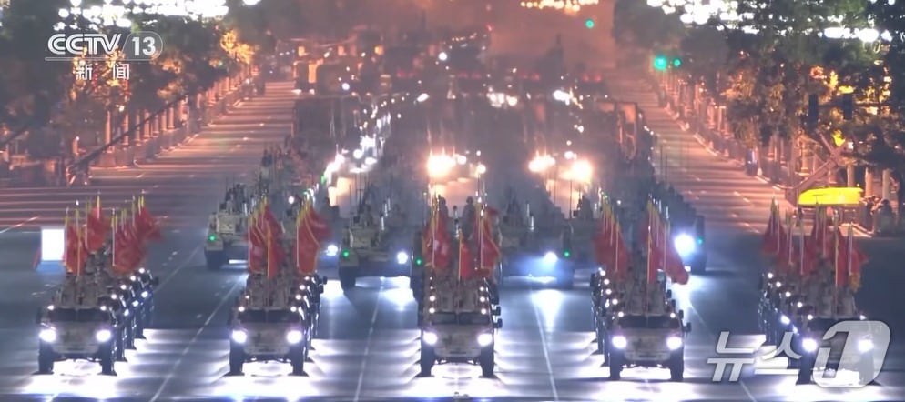 중국 당국은 지난 16일 오후부터 17일 오전까지 열병식 2차 종합 훈련을 진행했다. (CCTV 갈무리)
