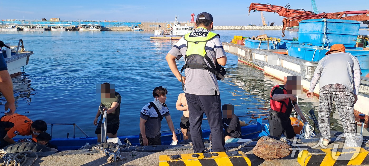 17일 오후 4시59분쯤 경북 포항시 남구 호미곶 구만리 해상에서 물놀이를 하다 빠진 20대 A 씨 등 3명이 해경과 행락객의 도움으로 구조됐다. (포항해양경찰서 제공, 재판매 및 DB금지) 2025.8.18/뉴스1 