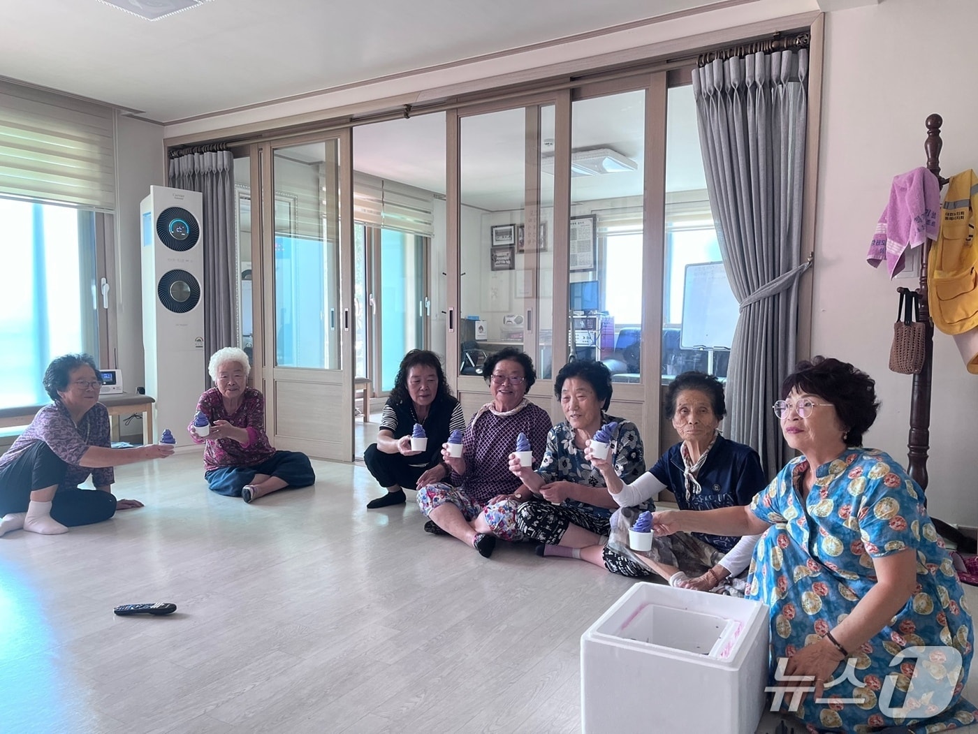 강원 동해시 삼색삼화마을관리 사회적협동조합(조합장 최은하)에서 운영하는 카페 ‘거북당’이 지난 12~13일 대표메뉴인 라벤더 아이스크림을 지역 복지시설과 지역단체에 무료로 나눠주는 봉사 활동을 펼쳤다.(동해시 제공, 재판매 및 DB 금지)2025.8.18/뉴스1