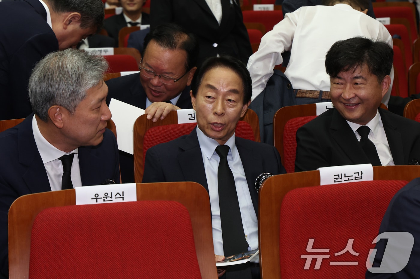 2025년 8월 18일 노태우 전 대통령 아들 노재헌 씨(왼쪽부터), 김영삼 전 대통령 아들 김현철 씨, 노무현 전 대통령 아들 노건호 씨가 서울 동작구 국립서울현충원 현충관에서 열린 김대중 대통령 서거 16주기 추모식에서 대화를 나누고 있는 모습. 2025.8.18 ⓒ 뉴스1 박정호 기자