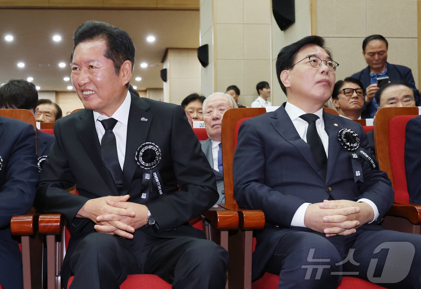 정청래 더불어민주당 대표(왼쪽)와 송언석 국민의힘 비상대책위원장 겸 원내대표가 2025년 8워 ㄹ18일 서울 동작구 국립서울현충원 현충관에서 열린 김대중 대통령 서거 16주기 추모식에 참석해 있다. (공동취재) 2025.8.18 ⓒ 뉴스1 박정호 기자