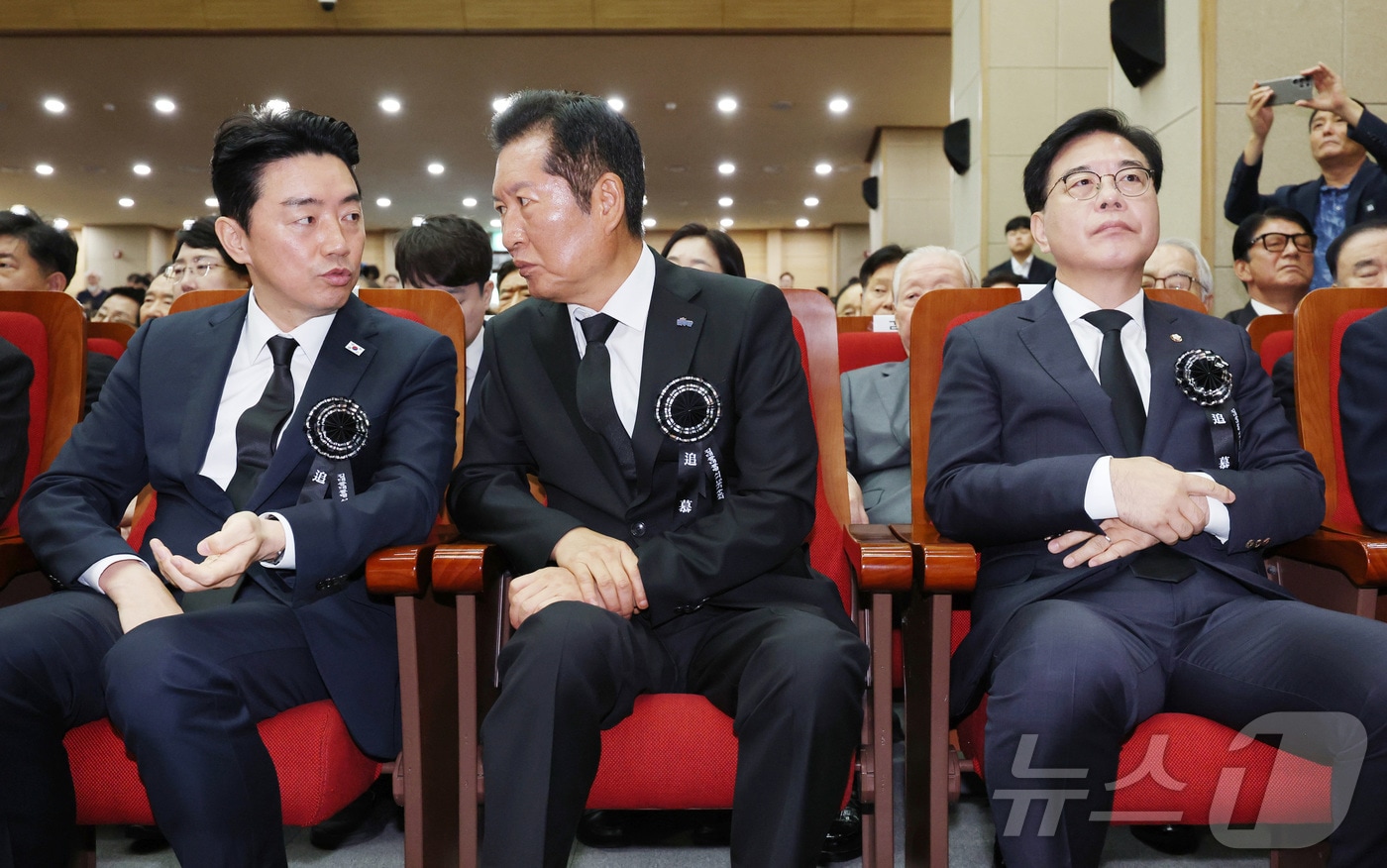 정청래 더불어민주당 대표(가운데)와 강훈식 대통령실 비서실장이 지난 18일 서울 동작구 국립서울현충원 현충관에서 열린 김대중 대통령 서거 16주기 추모식에서 대화하고 있다. 오른쪽은 송언석 국민의힘 비상대책위원장 겸 원내대표. (공동취재) 2025.8.18/뉴스1 ⓒ News1 박정호 기자