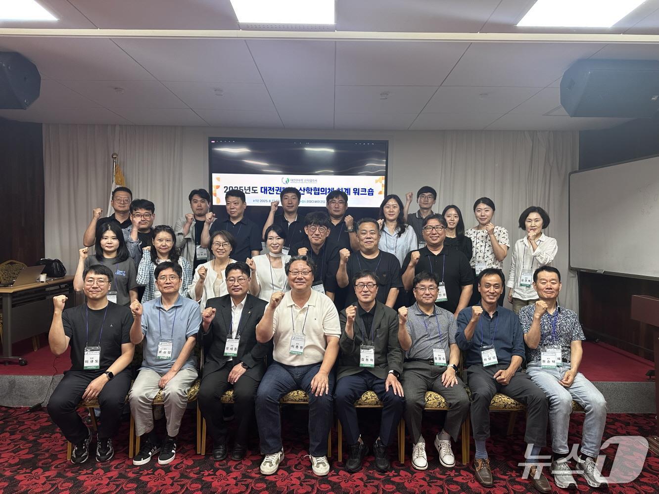 대전권 15개 대학 관계자들이 ‘2025년도 대전권 대학 산학협의체 하계 워크숍’을 개최하고 기념촬영을 하고 있다.(한밭대 제공.재판매 및 DB금지)/뉴스1