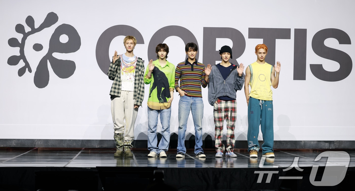 보이그룹 코르티스(CORTIS)의 마틴(왼쪽부터)과 주훈, 건호, 성현, 제임스가 18일 오후 서울 용산구 블루스퀘어에서 가진 데뷔 앨범 ‘컬러 아웃사이드 더 라인즈(COLOR OUTSIDE THE LINES)’ 쇼케이스에서 포즈를 취하고 있다. 2025.8.18/뉴스1 ⓒ News1 권현진 기자