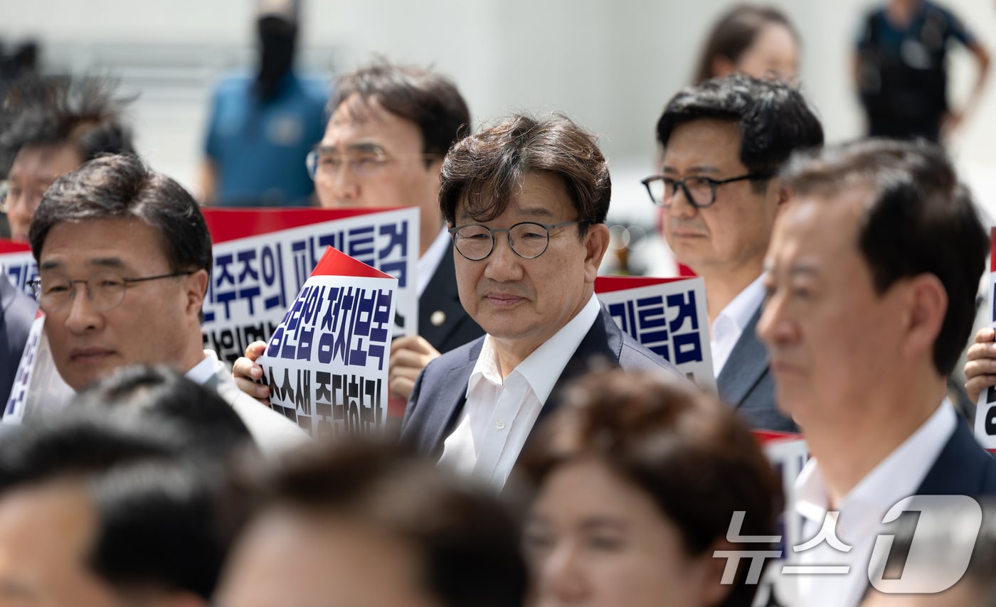 권성동 국민의힘 의원이 18일 오후 서울 종로구에 마련된 김건희 특검팀(특별검사 민중기) 사무실 앞에서 열린 국민의힘 현장 비상의원총회 및 야당탄압 정치보복 압수수색 항의방문에 참석하고 있다. 2025.8.18/뉴스1 ⓒ News1 이승배 기자