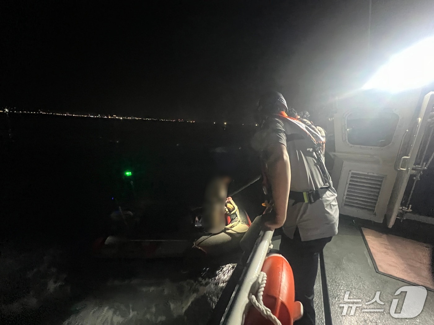 지난 17일 밤 제주시 이호랜드 인근 해상에서 엔진이 고장난 고무보트에서 2명이 구조됐다.(제주해양경찰서 제공. 재판매 및 DB 금지)