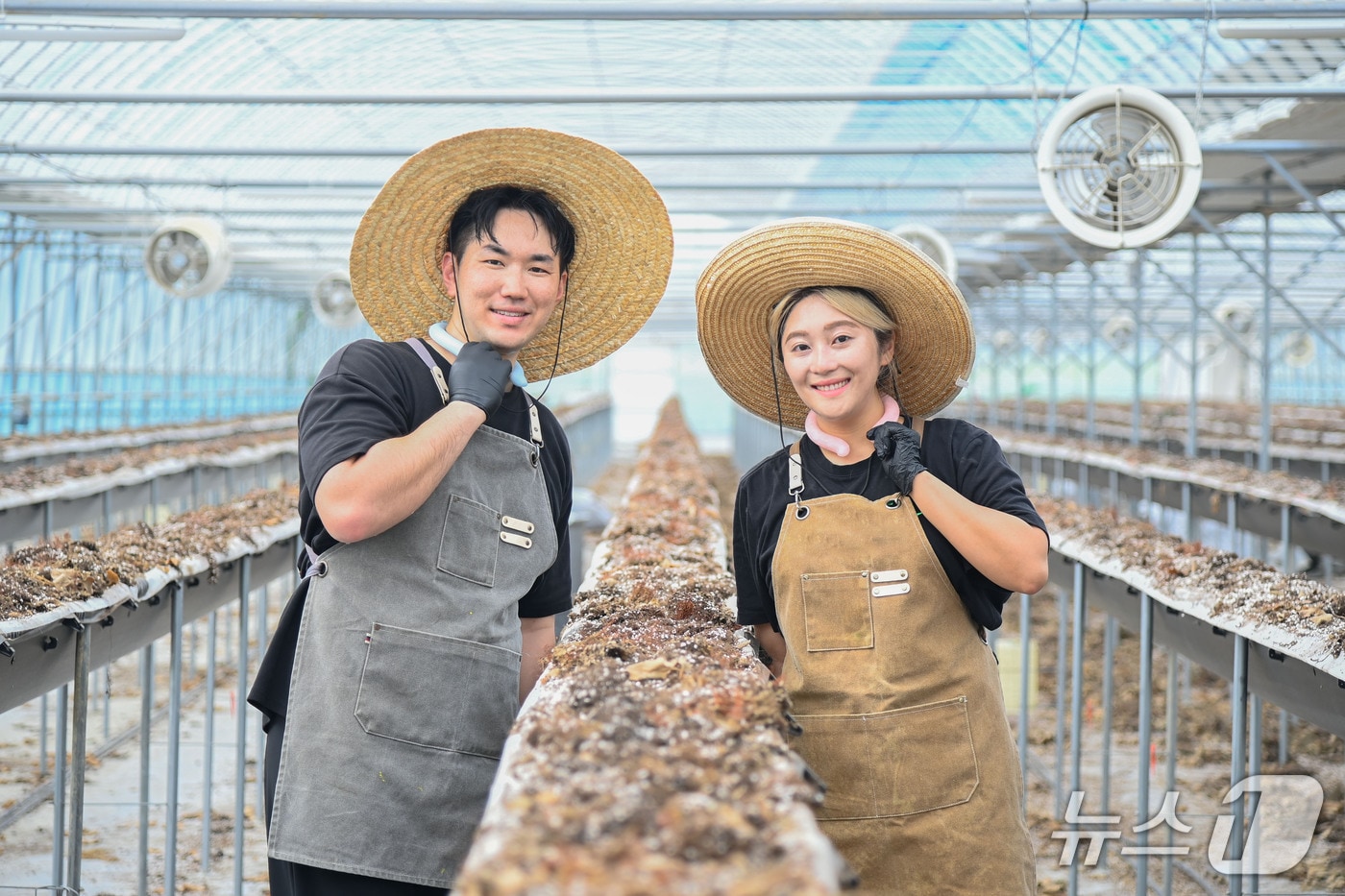 대구 달성군 유가읍 직원들이 넥쿨러를 두르고 있다.(대구 달성군 제공.재판매 및 DB금지)