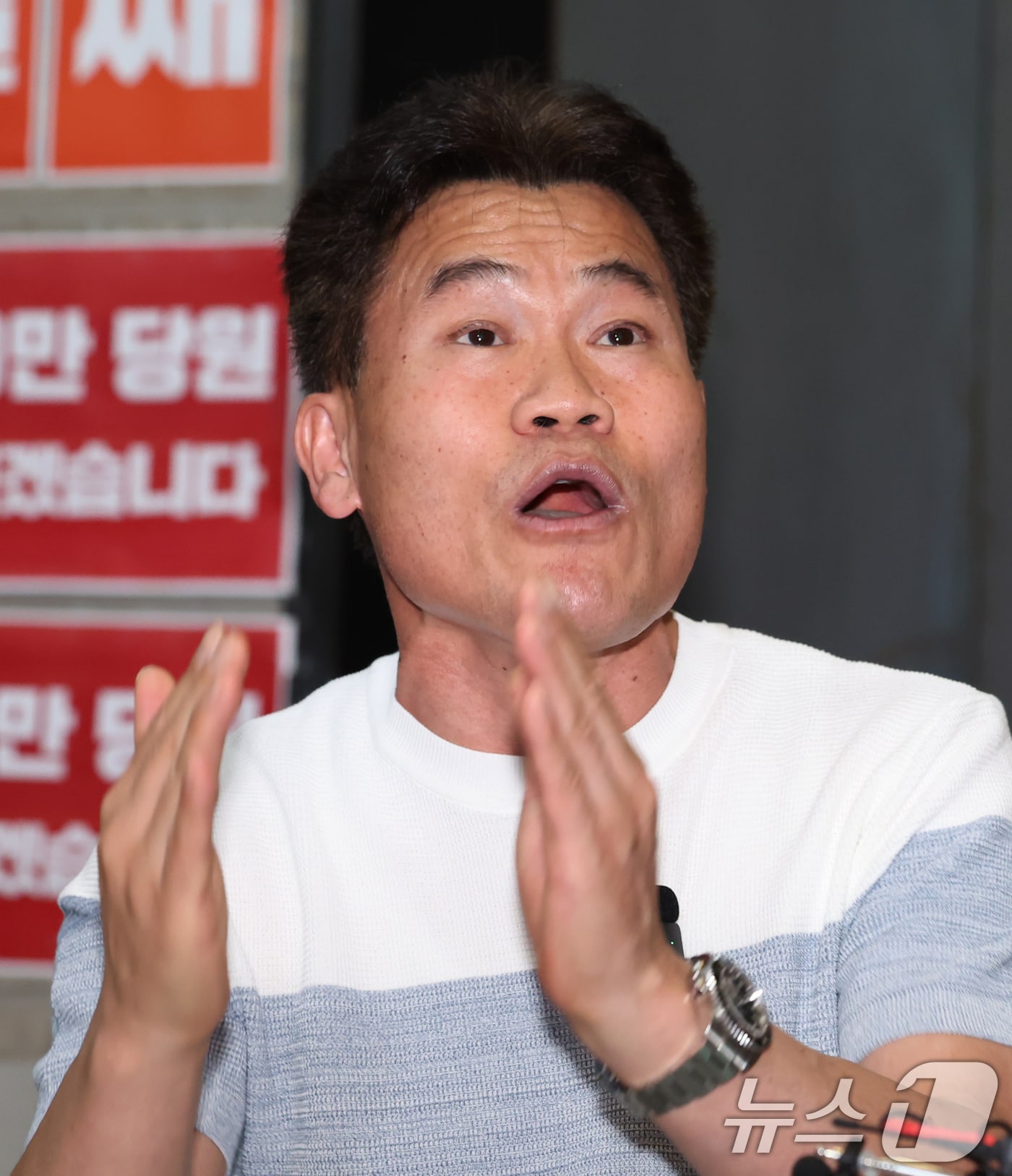 전한길 씨가 18일 오후 서울 여의도 국민의힘 중앙당사를 찾아 특검의 국민의힘 압수수색 저지 농성 중인 김문수 당대표 후보와 만나 입장을 밝히고 있다. 2025.8.18/뉴스1 ⓒ News1 장수영 기자