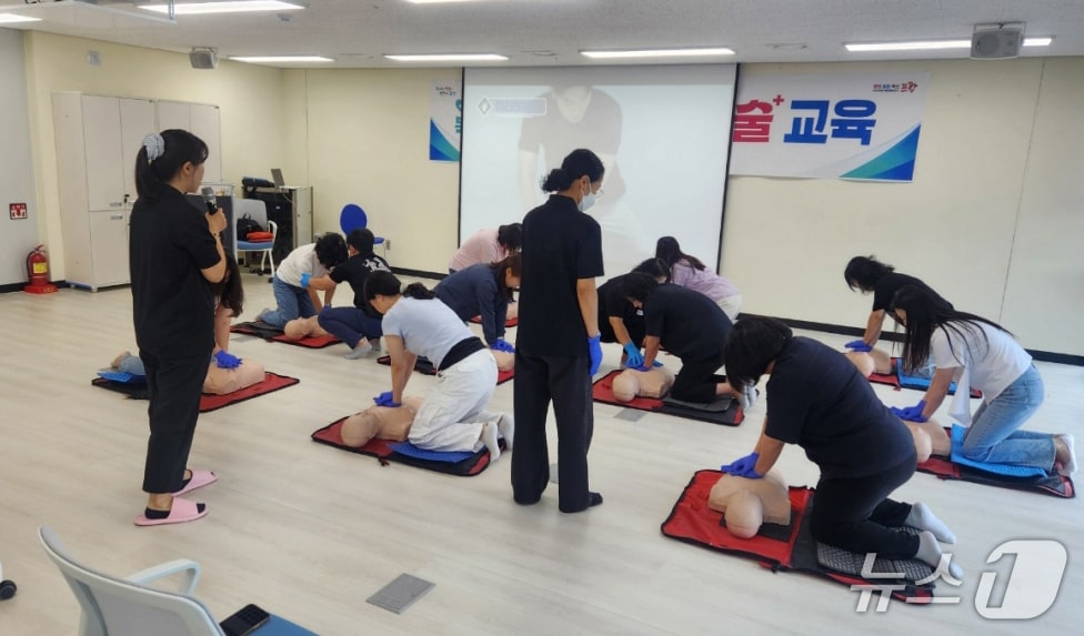 포항북구보건소가 18일 전 직원을 대상으로 심폐소생술과 자동심장충격기 사용법 교육을 실시했다. (포항시 제공) 2025.8.18/뉴스1
