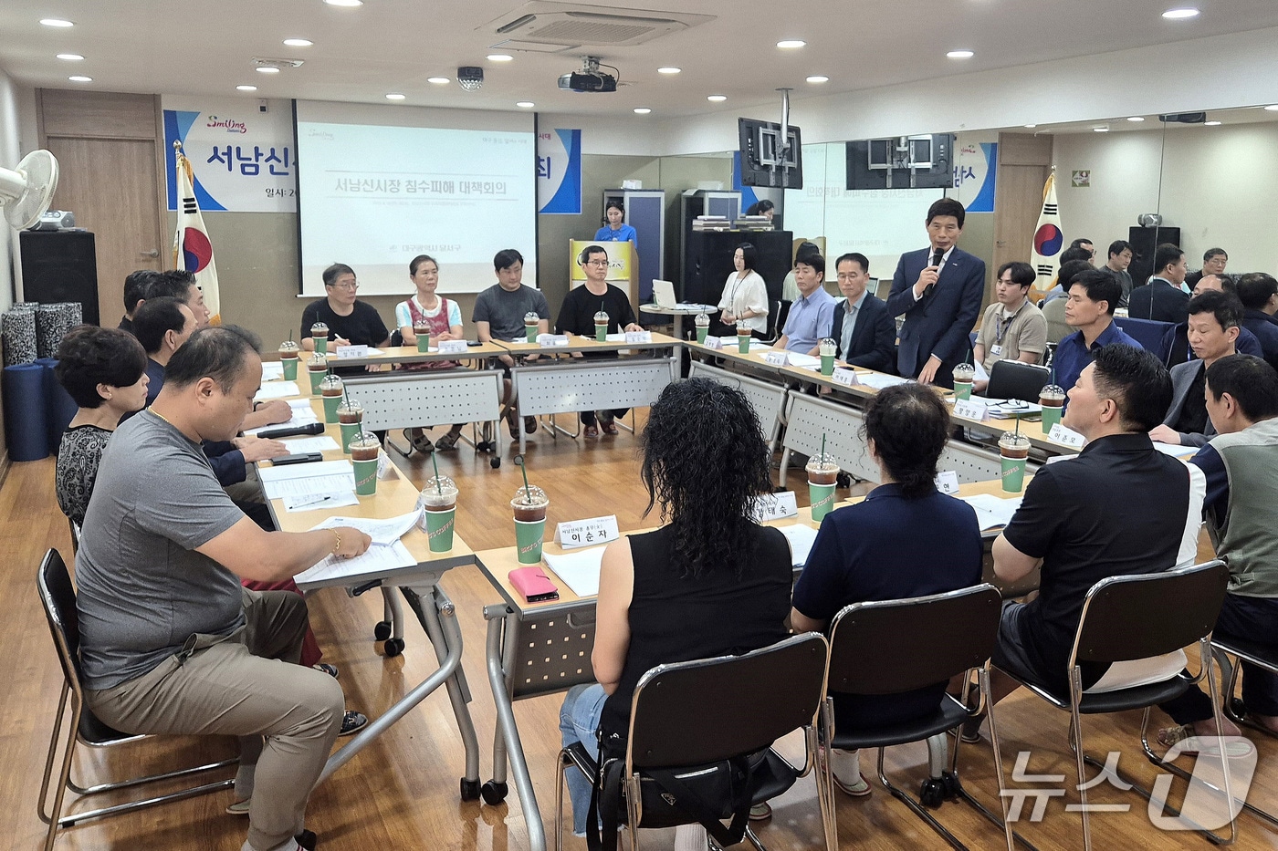 대구 달서구와 서남신시장 상인회가 18일 간담회를 갖고 침수 피해 재발 방지 대책을 논의했다. (달서구 제공. 재판매 및 DB금지)