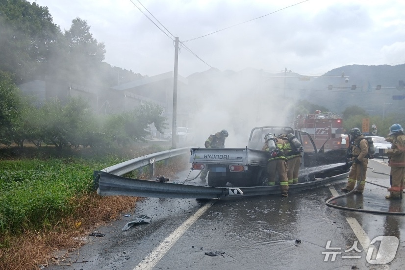 충주시 살미면 용천리 전기화물차 화재 진화 모습.(충주소방서 제공. 재판매 및 DB금지)/뉴스1