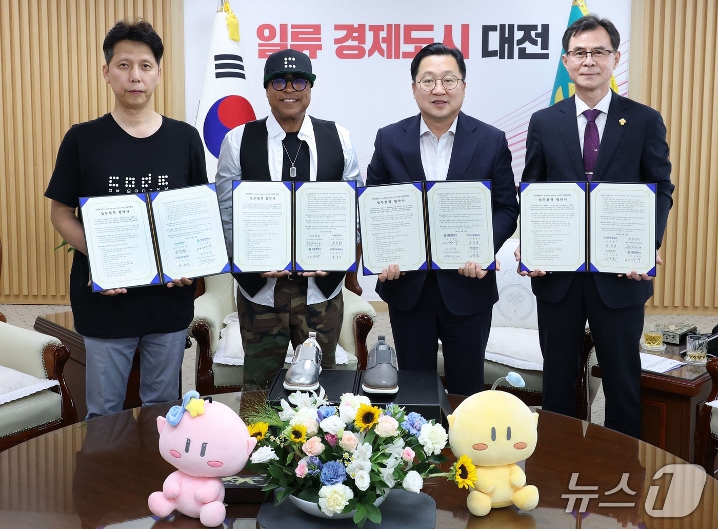 나득균 쏘울컴퍼니 대표(맨 왼쪽)와 젠트리 험프리 바이 젠트리 대표(왼쪽 두 번째), 이장우 대전시장(오른쪽 두 번째), 윤성국 대전관광공사장이 18일 스니커즈 공동브랜딩 협약을 체결하고 기념사진을 촬영하고 있다.(대전시 제공) /뉴스1