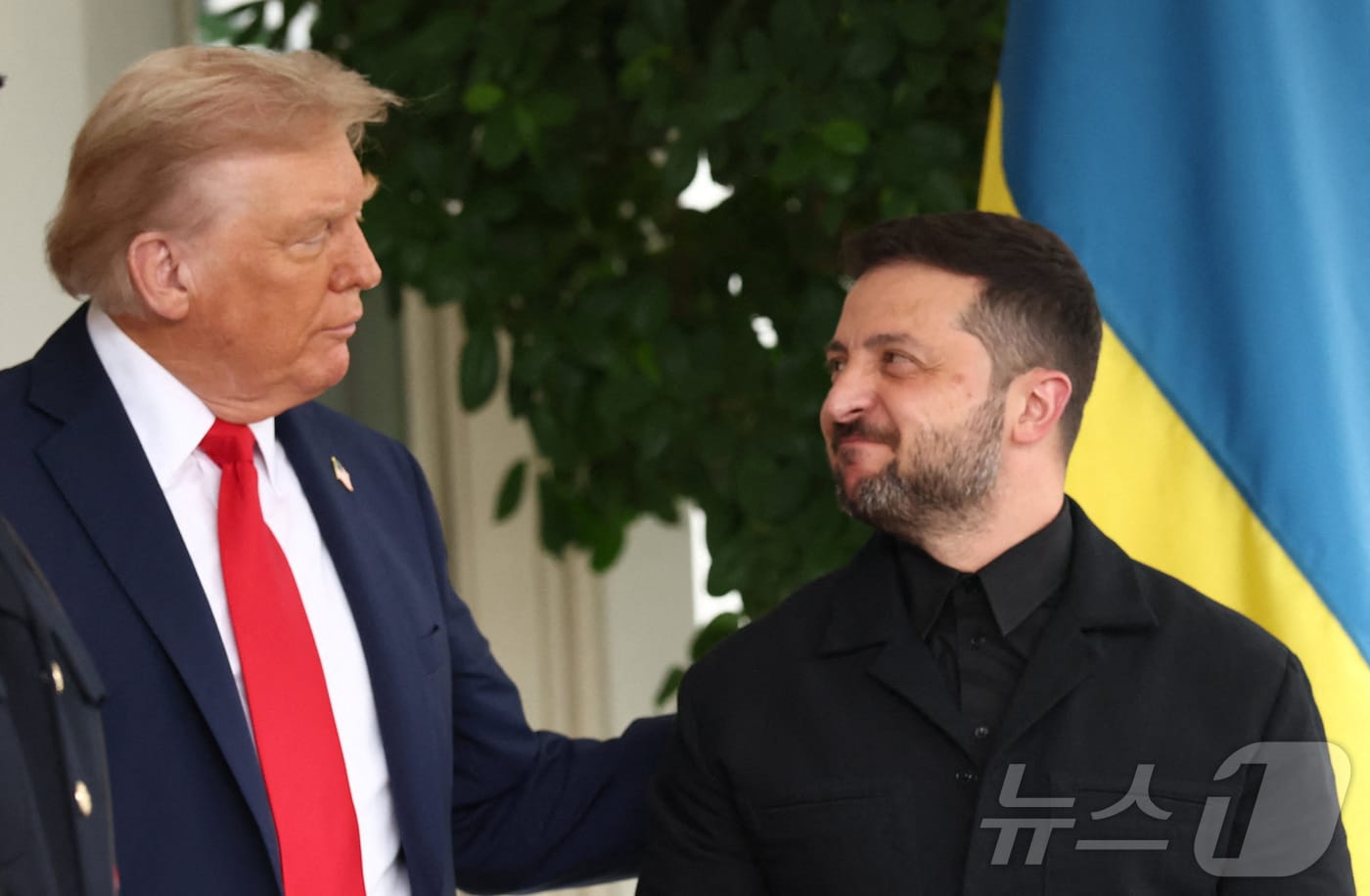 볼로디미르 젤렌스키 우크라이나 대통령이18일(현지시간) 우크라이나 전쟁 종식 방안을 논의하기 위해 백악관에 도착했다. 도널드 트럼프 미국 대통령이 젤렌스키 대통령을 맞이하는 모습. 2025.8.18./뉴스1 ⓒ 로이터=뉴스1 ⓒ News1 이창규 기자
