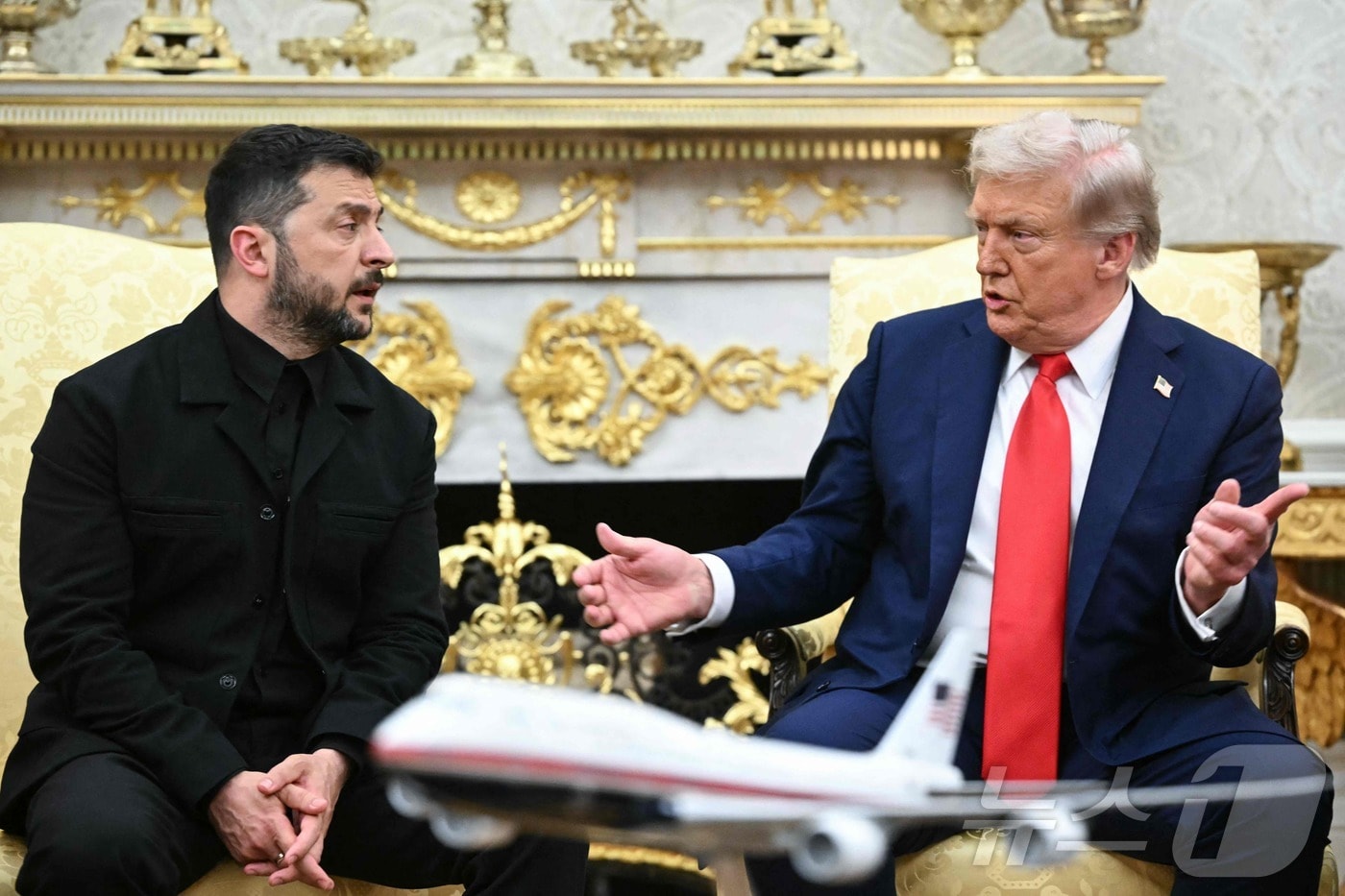 도널드 트럼프 미국 대통령과 볼로디미르 젤렌스키 우크라이나 대통령이 18일&#40;현지시간&#41; 워싱턴DC 백악관 오벌오피스에서 러시아-우크라이나 전쟁 종식안 논의를 위한 회담 전 기자들의 질문에 답하며 대화하고 있다. 2025.08.18. ⓒ AFP=뉴스1 ⓒ News1 류정민 특파원