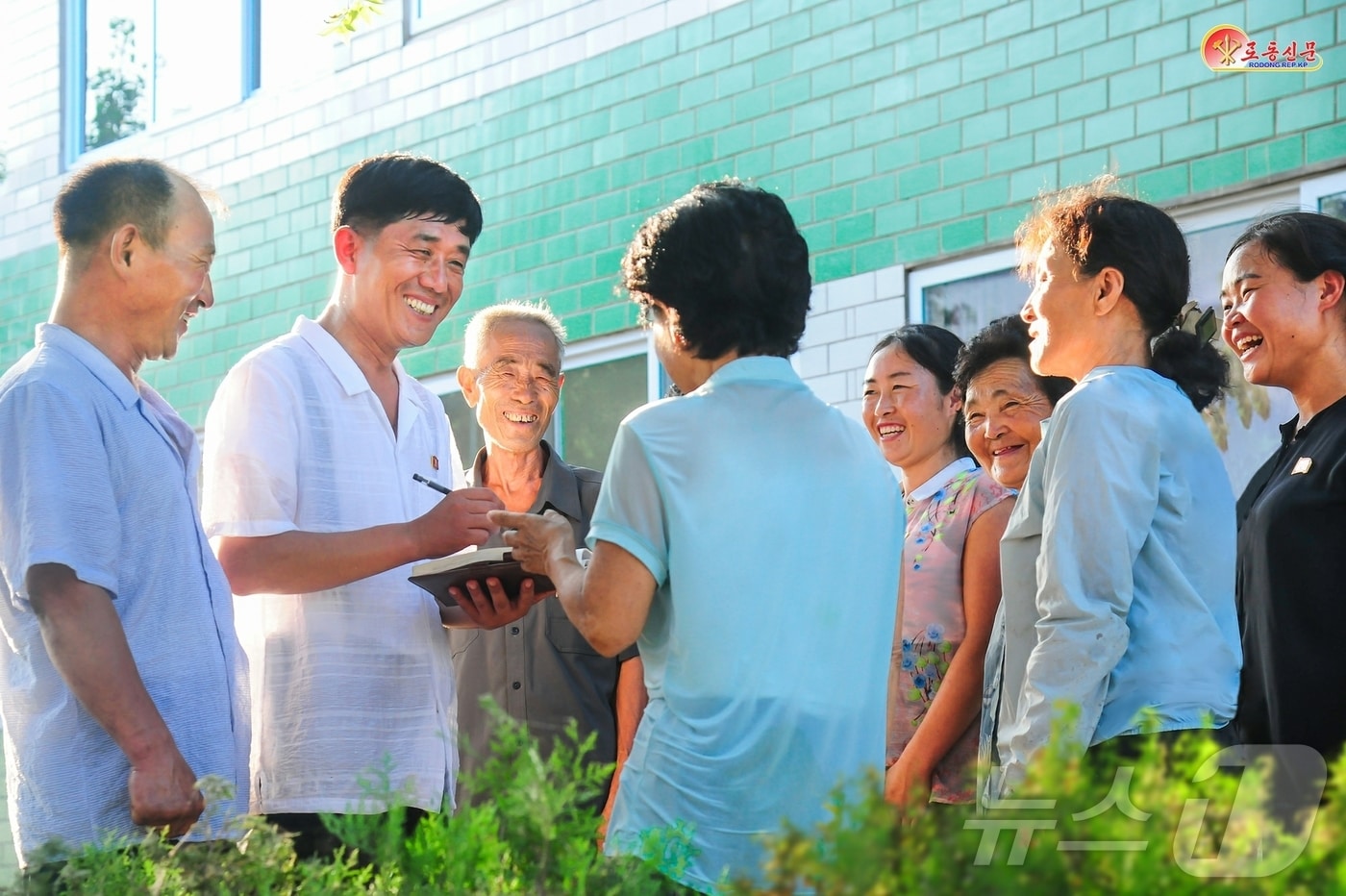 &#40;평양 노동신문=뉴스1&#41; = 북한 노동당 기관지 노동신문은 19일 봉산군 당 위원회 일군&#40;간부&#41;들이 주민들의 문제를 풀어주기 위해 노력하고 있다고 보도했다. [국내에서만 사용가능. 재배포 금지. DB 금지. For Use Only in the Republic of Korea. Redistribution Prohibited] rodongphoto@news1.kr