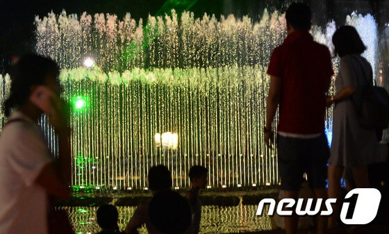  열대야가 기승을 부린 대전 오월드 내 음악분수에서 시민들이 형형색색의 물줄기를 바라보며 더위를 식히고 있다. /뉴스1 ⓒ News1