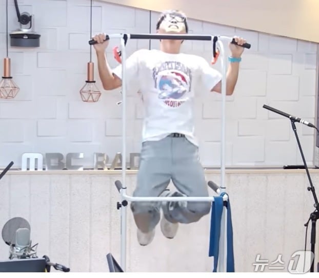  가수 이승환이 18일 오후  MBC라디오 '권순표의 뉴스 하이킥' 스튜디오에서 턱걸이를 하고 있는 모습. 이날 이승환은 턱걸이를 21개나 했다. (유튜브 갈무리)  ⓒ 뉴스1