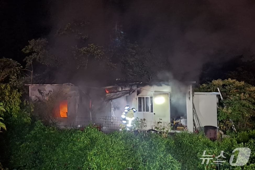 18일 오후 8시 53분쯤 경북 경주시 건천읍 송선리 한 농산물 창고에서 원인을 알 수 없는 불이나 소방당국이 진화 하고 있다.(경북소방본부 제공. 재판매 및 DB 금지)2025.8.19/뉴스1