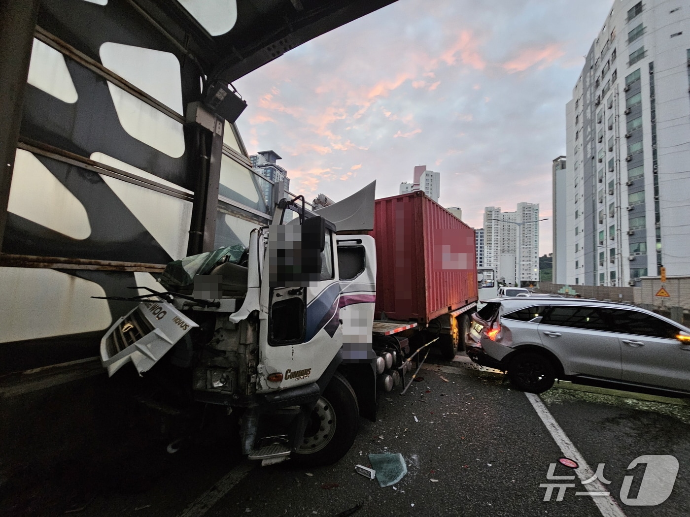 19일 오전 부산 동서고가로 교통사고 현장.(부산경찰청 제공. 재판매 및 DB 금지)