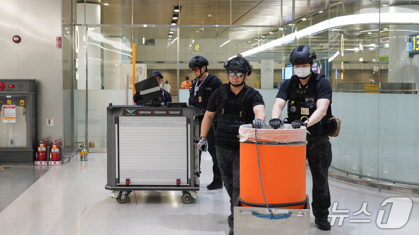 인천공항 폭발물처리반이 폭발물 발견 시 초동 대응 절차 등을 점검하고 있다. (관세청 제공.재판매 및 DB금지)/뉴스1