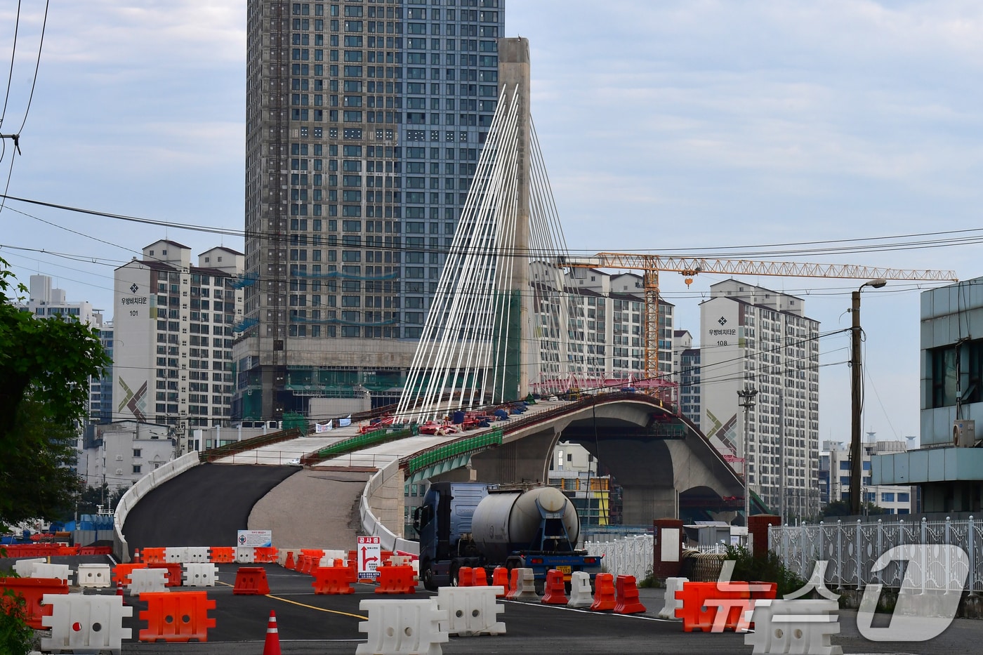 오는 11월 준공 예정이던 포항 해오름대교 공사가 전면 중단되면서 공사 장비들이 철수했다. 2025.8.19/뉴스1 ⓒ News1 최창호 기자