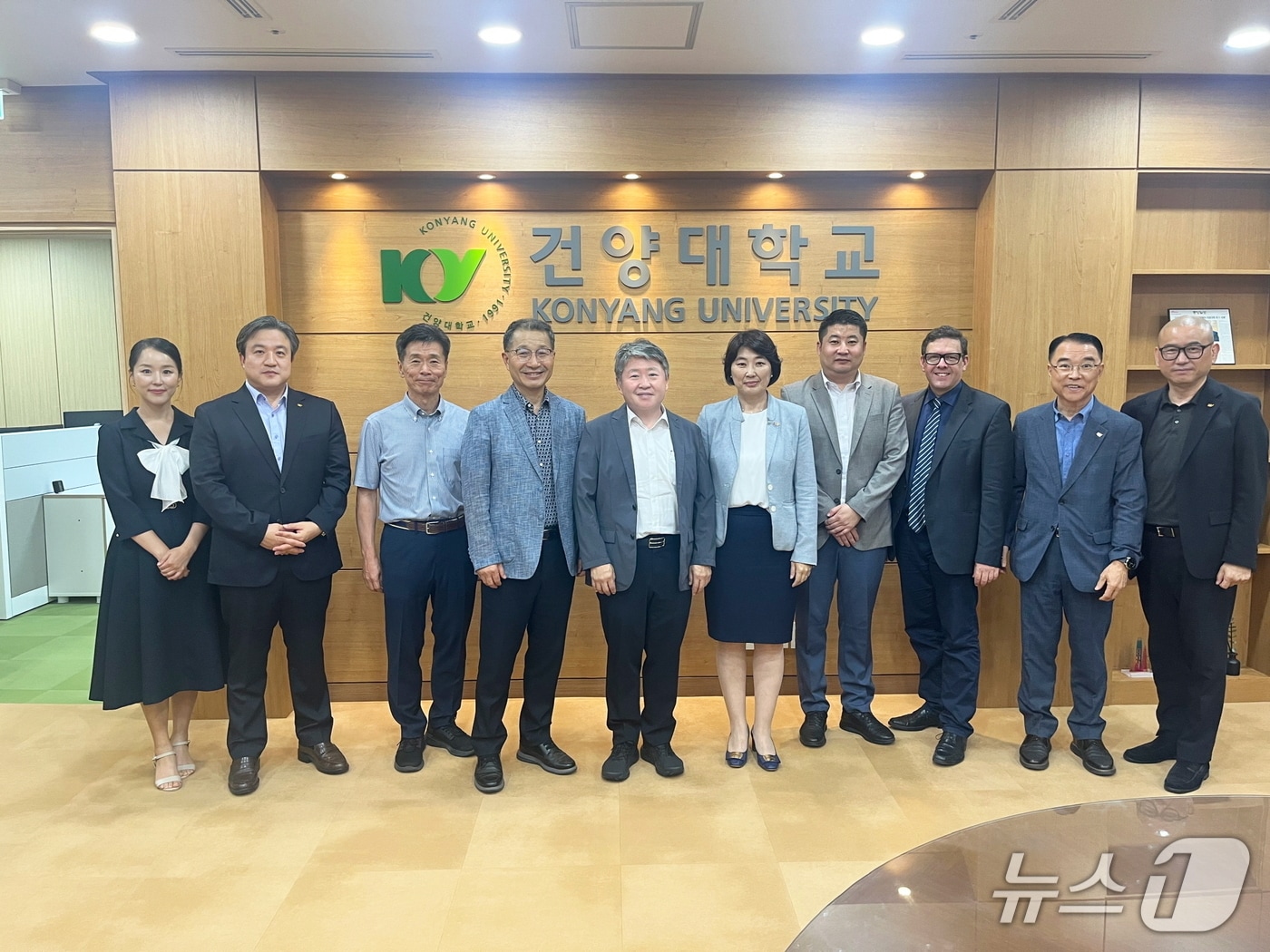 왼쪽 다섯번째부터 건양대 김용하 총장, GMIT 발첵겔 바타르 총장. (건양대 제공.재판매 및 DB금지)/뉴스1