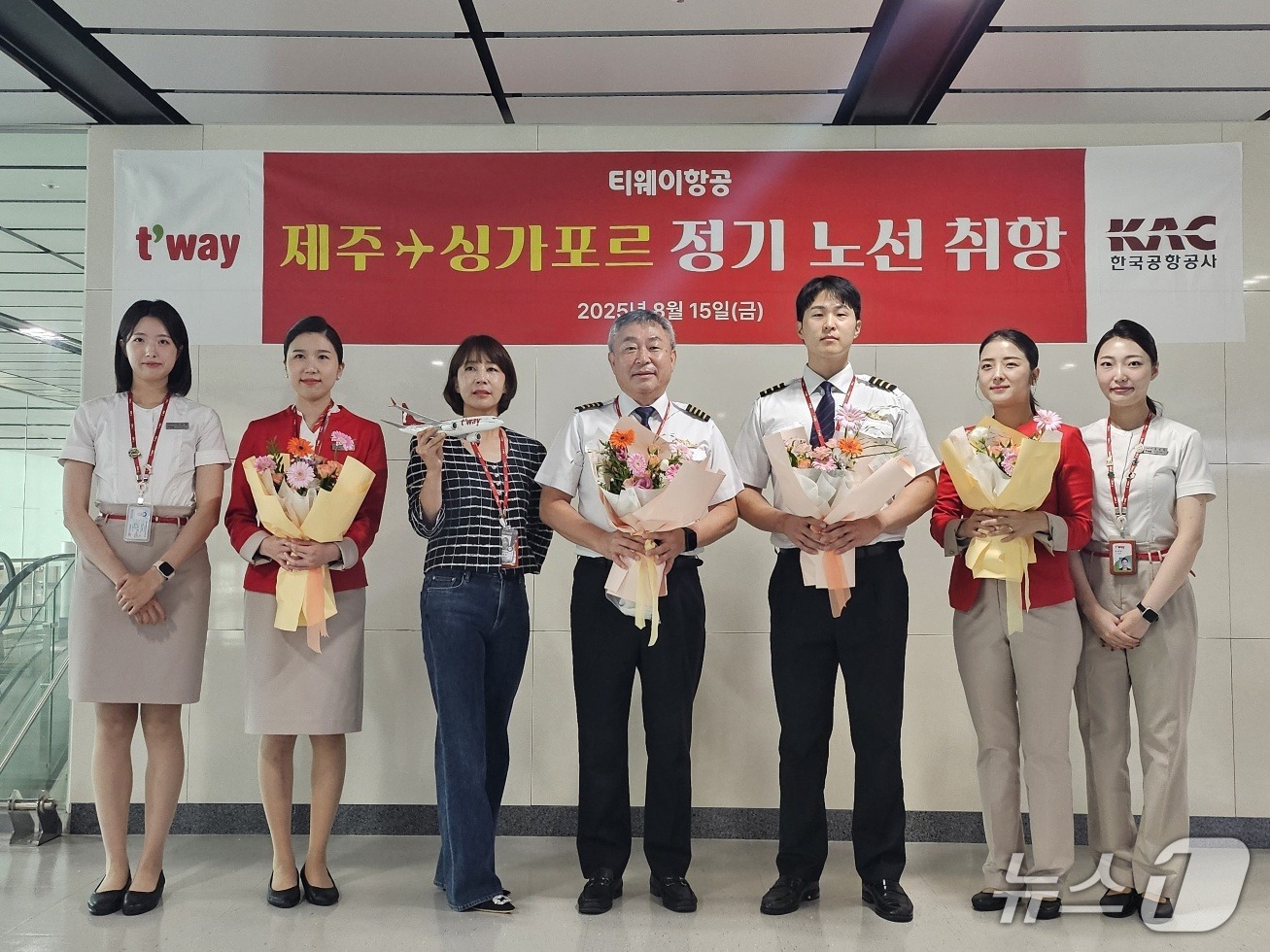 티웨이항공은 지난 15일 제주국제공항에서 김세미 제주지점장(왼쪽에서 세 번째)과 관계자들이 참석한 가운데 제주-싱가포르 신규 취항식 행사를 진행했다. (티웨이항공 제공) 