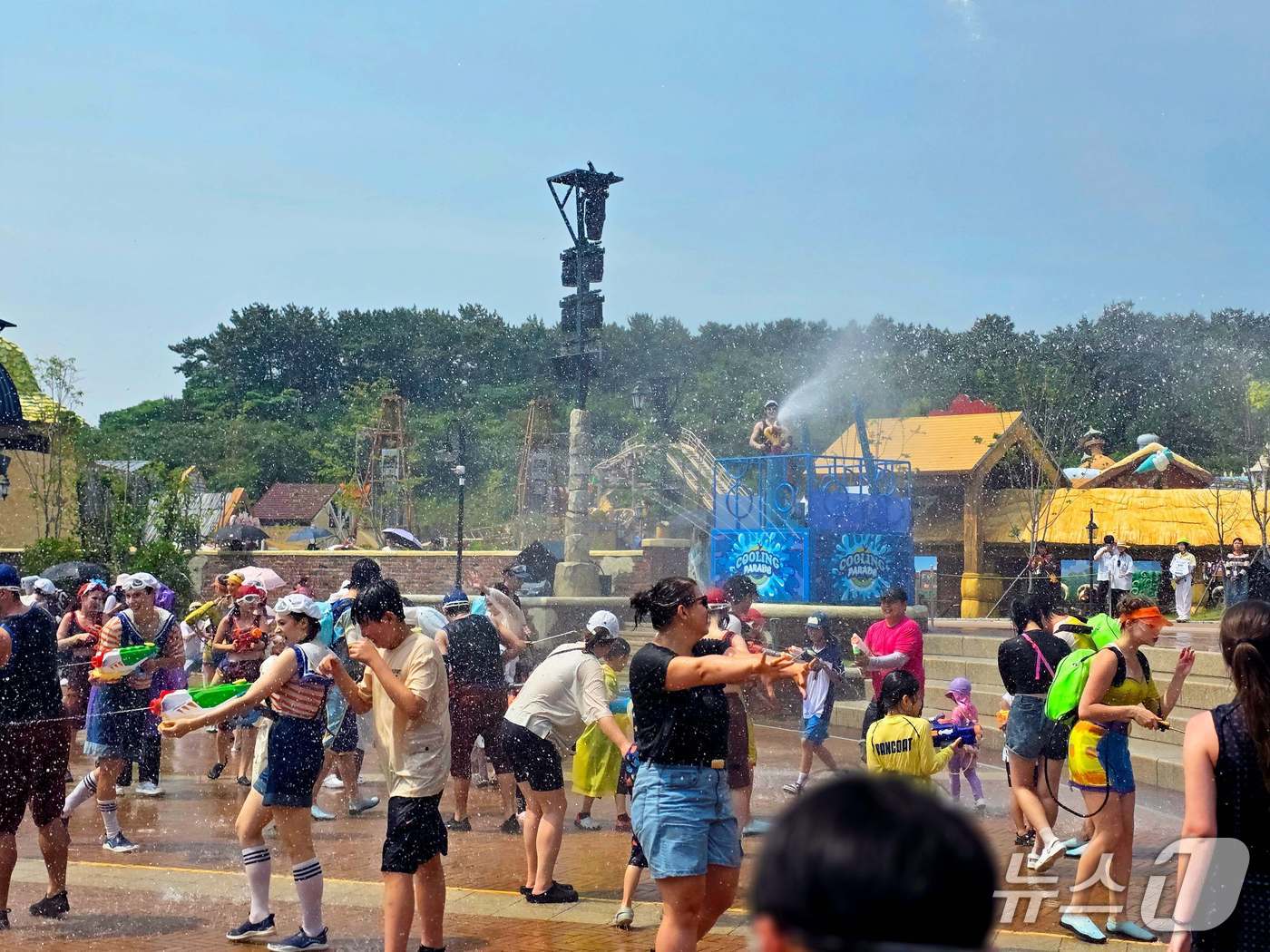 '쿨링 퍼레이드' 중 댄서들과 물총 놀이를 즐기는 손님들.(롯데월드 어드벤처 부산 제공. 재판매 및 DB금지)