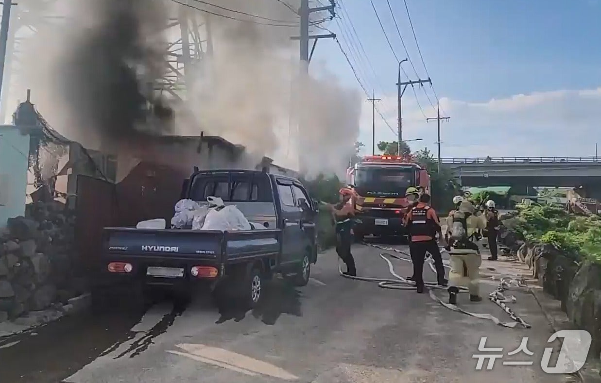 19일 오전 제주시 봉개동에서 컨테이너에 불이 나 소방당국이 진압하고 있다.(제주도소방안전본부 제공. 재판매 및 DB 금지)