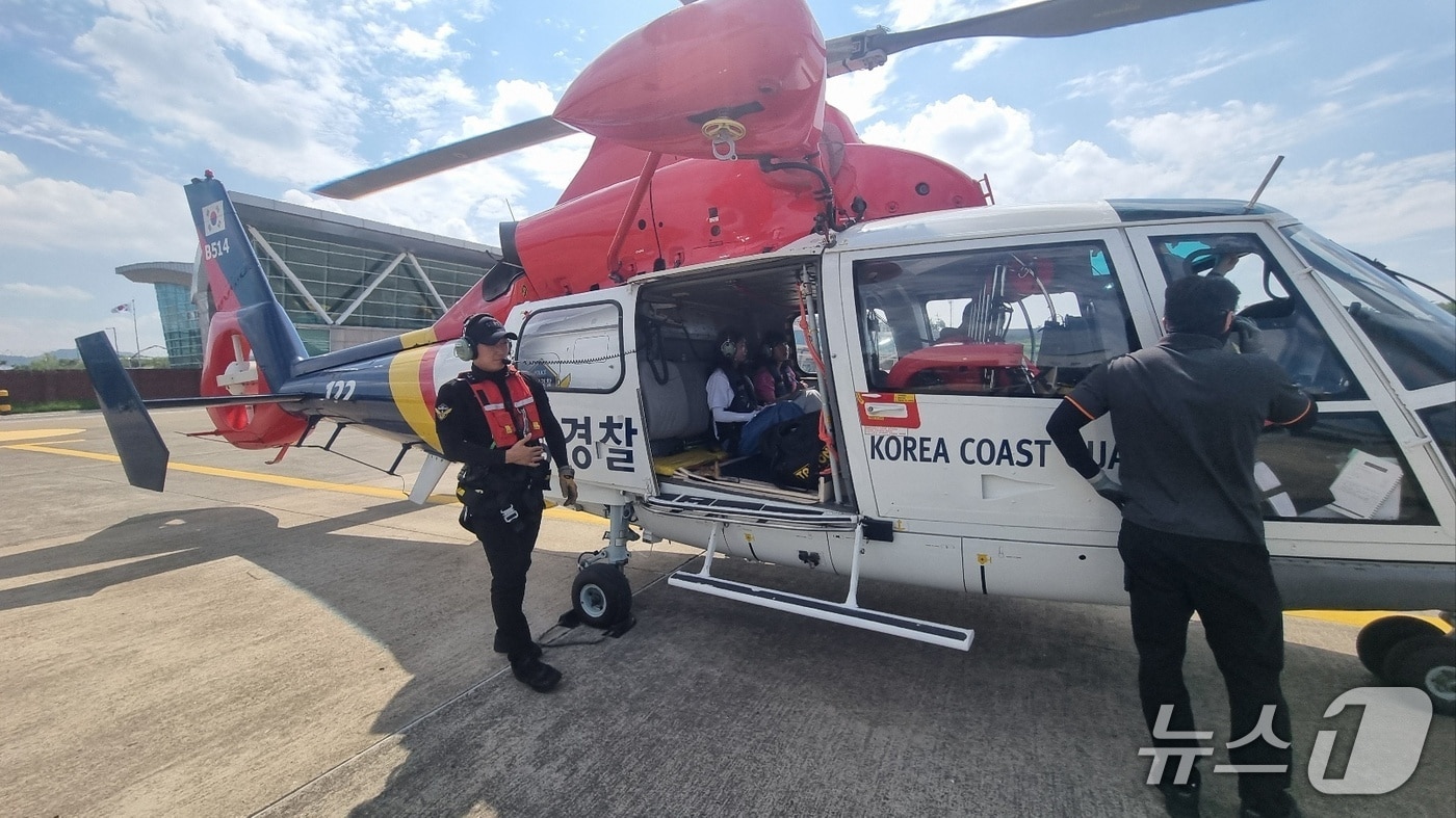 국립수산과학원 직원 헬기 탑승 장면.(동해해경청 제공, 재판매 및 DB 금지) 2025.8.19/뉴스1