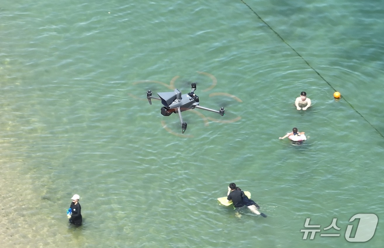 울산 동구 일산해수욕장에서 드론을 활용해 '폭염송', '물놀이 안전송' 등을 틀고 있다.(울산 동구 제공. 재판매 및 DB금지)/뉴스1
