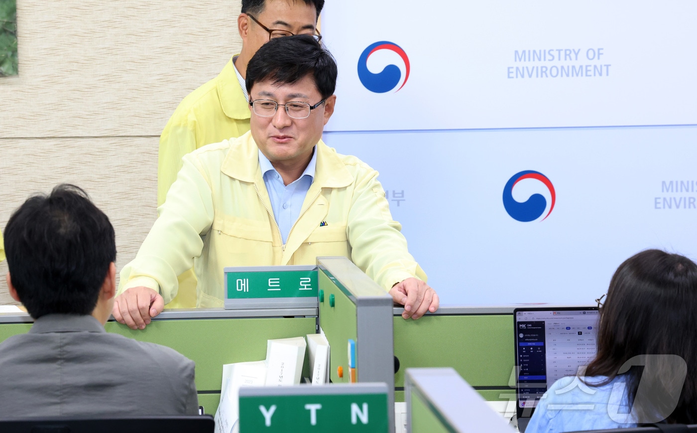 김성환 환경부 장관이 19일 세종시 정부세종청사에서 녹조 문제의 근원적 해결을 위한 녹조 종합대책 마련 계획 및 낙동강 녹조 수질검사 ·정보공개 방식 전면 개편 내용을 발표에 앞서 출입기자들과 이야기를 나누고 있다. ⓒ News1 김기남 기자