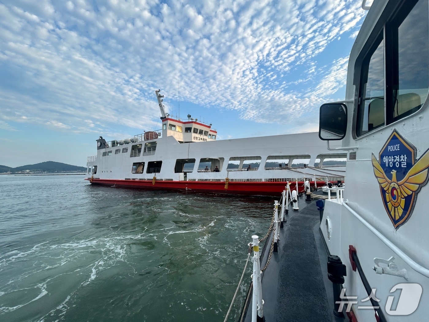  해경이 방향키가 고장 난 여객선을 구조하고 있는 모습. (보령해경 제공, 재판매 및 DB금지) / 뉴스1