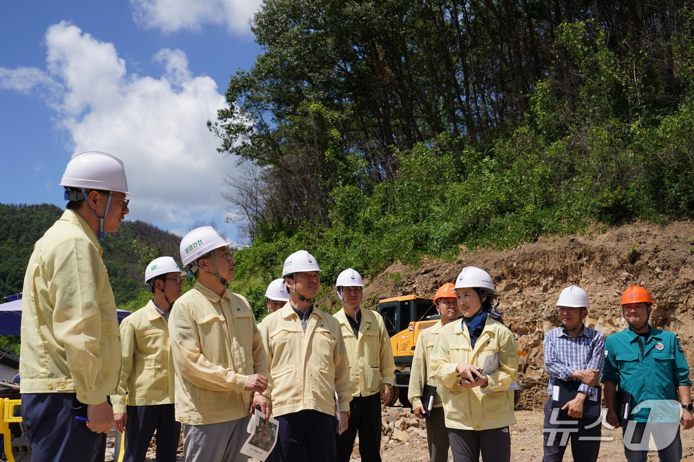 김인호 산림청장&#40;앞줄 왼쪽 두번째&#41;이 안동시 산불피해지에서 진행 중인 산사태예방 사업을 대상으로 안전점검을 하고 있다. &#40;산림청 제공.재판매 및 DB금지&#41;/뉴스1